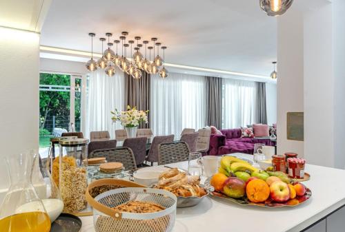 Luxury Villa Velvet Bourbon Split with pool, tennis court & spa