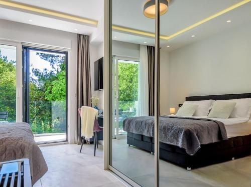 Luxury Villa Velvet Bourbon Split with pool, tennis court & spa