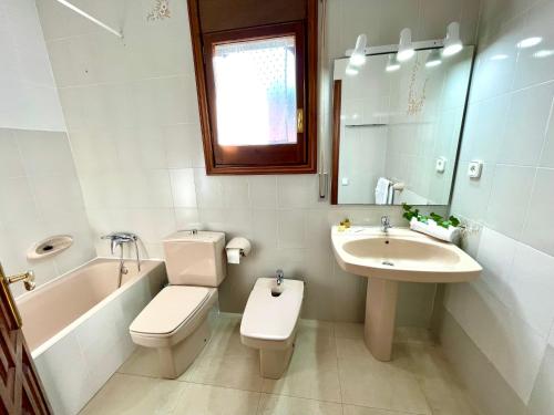 a white bathroom with a sink and a toilet and a tub at Arenda Pino Alto PLAYA2 in Hospitalet de l'Infant