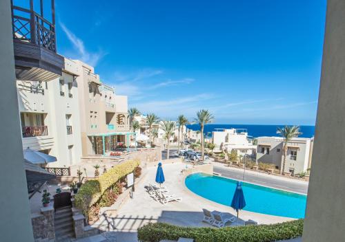 ハルガダにあるOutstanding Red Sea View-Brand New Azzurra Apartmentsのプールと海の景色を望むバルコニーが備わります。