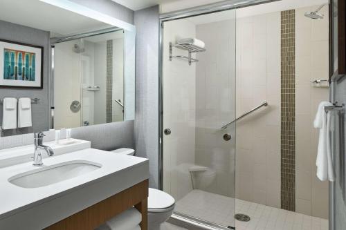 Kylpyhuone majoituspaikassa Hyatt Place Evansville