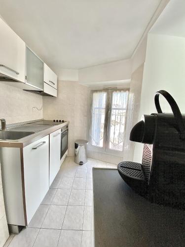 - une cuisine avec un évier et une chaise dans la chambre dans l'établissement Serbes Top Floor, à Cannes