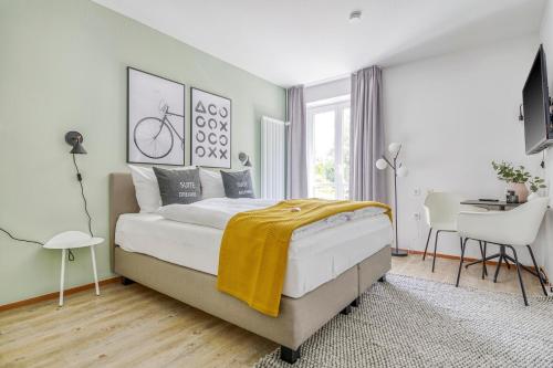 1 dormitorio con cama y escritorio. en limehome Garching bei München en Garching bei München