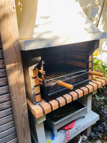 Kemudahan BBQ tersedia untuk tetamu di lodge
