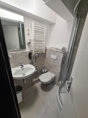 Koupelna v ubytování Altan Hotel