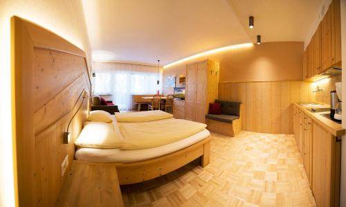 ein Schlafzimmer mit einem großen Bett in einem Zimmer in der Unterkunft Apartment Lilli mit Garagenstellplatz in Brixen