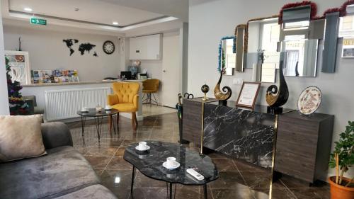 ein Wohnzimmer mit einem Sofa und einem Tisch in der Unterkunft Cape Palace Hotel in Istanbul