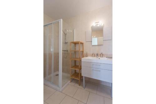 une salle de bain avec un lavabo et une douche dans l'établissement Chez Germaine, à Saint-Romain