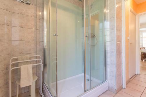 eine Dusche mit Glastür im Bad in der Unterkunft Maison Picard in Saint-Romain