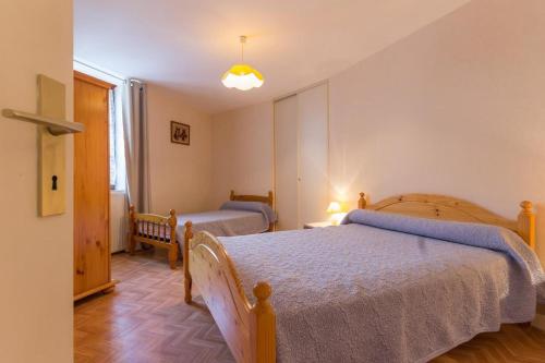 1 Schlafzimmer mit 2 Betten und einem Fenster in der Unterkunft Maison Picard in Saint-Romain