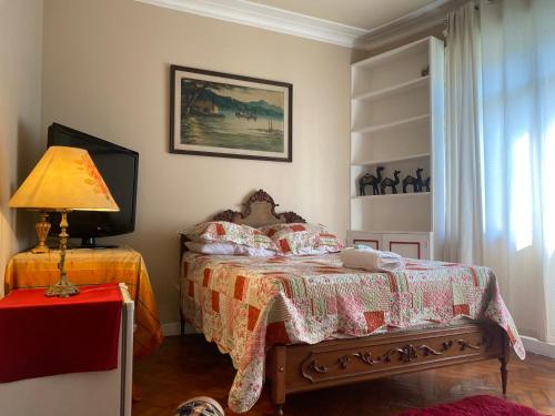 里約熱內盧的住宿－Larne harbour，一间卧室配有一张带桌子和台灯的床