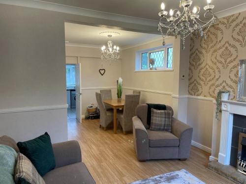 Posezení v ubytování Charming 3-Bed Home Comfortable Stay in Coalville