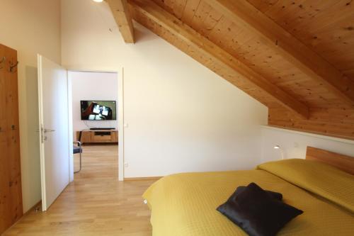 Televisyen dan/atau pusat hiburan di KELCHALM Superior Apartment