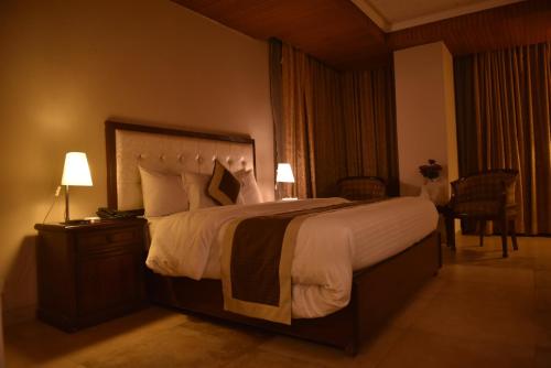 Cama o camas de una habitación en Shalimar Tower Hotel Lahore
