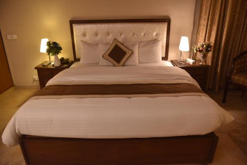 Cama o camas de una habitación en Shalimar Tower Hotel Lahore