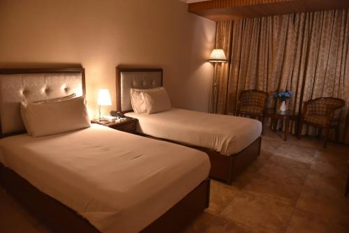 Voodi või voodid majutusasutuse Shalimar Tower Hotel Lahore toas