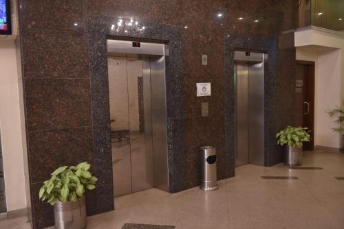 El vestíbulo o zona de recepción de Shalimar Tower Hotel Lahore