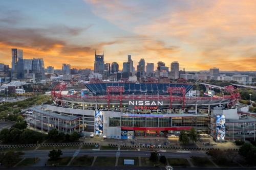 uma vista para um estádio de basebol nissan com uma cidade em La Quinta Inn & Suites by Wyndham Nashville Downtown Stadium em Nashville