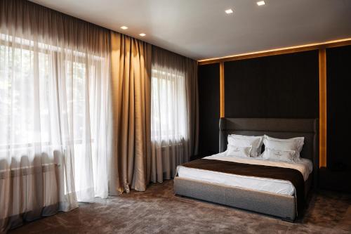 Postel nebo postele na pokoji v ubytování Verkhovyna Resort Medical & Wellness