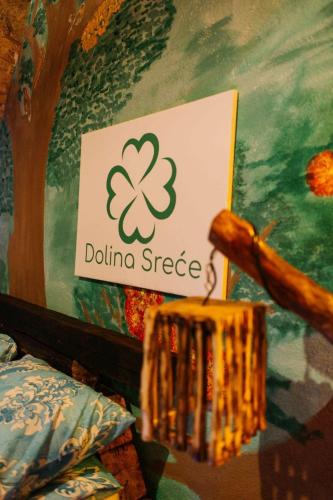 a sign with a clover on it on a wall at Etno Village Dolina Sreće in Vitez