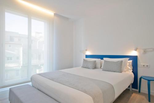 Postel nebo postele na pokoji v ubytování Lugaris Beach Apartments