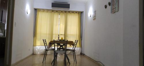 mesa y sillas en una habitación con ventana en Cómodo dpto con Exlente ubicación en Mar del Plata