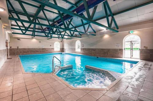 蘇格蘭角的住宿－達靈頓A1蘇格蘭角假日酒店，大楼里一个蓝色的大泳池