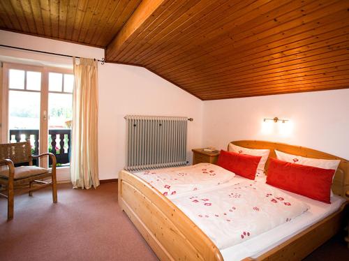 Säng eller sängar i ett rum på Stachl-Hof - Chiemgau Karte
