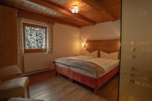 Un pat sau paturi într-o cameră la Gasthof Waldesruh