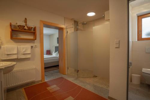 A bathroom at Gasthof Waldesruh