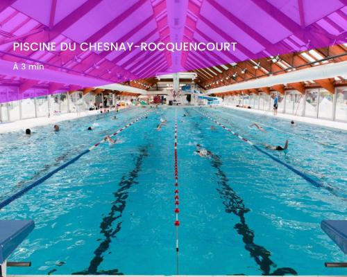 - une grande piscine avec des personnes dans l'établissement Le cocon des couples tout proche Versailles - en face de l'Hôpital Mignot, à Le Chesnay