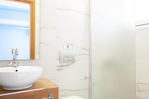 Un baño de Avra Beach Hotel