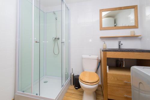 a bathroom with a toilet and a glass shower at Gîtes d'Amelyann - gitesdesbalcons-com in Panossas