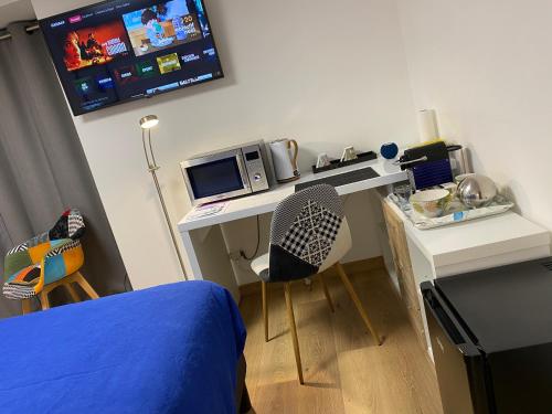 - une chambre avec un bureau, un ordinateur et un lit dans l'établissement Chambre d'hôtes indépendante de Pouzatel proche Bonaguil, à Fumel