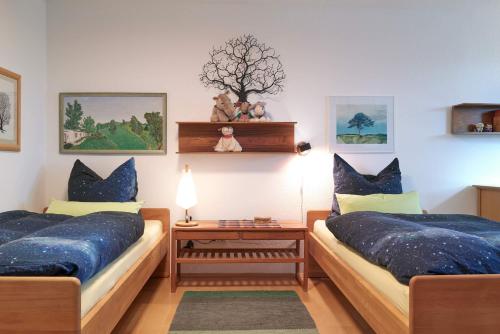 2 camas con almohadas azules en una habitación en Schöner Wohnen im Grünen, en Marburg an der Lahn