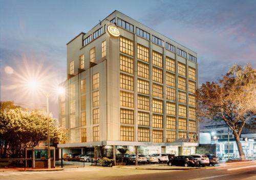 um edifício com um relógio em cima em Hotel Nobility em Lima
