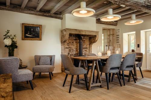 een eetkamer met een tafel en stoelen bij Clos des Dames de Lancharre in Chapaize