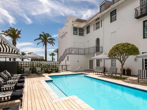 una piscina frente a un edificio en The Winchester Hotel by NEWMARK en Ciudad del Cabo