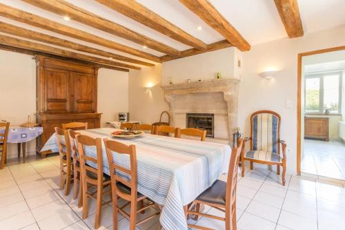 une salle à manger avec une table et une cheminée dans l'établissement La Maréchalerie, à Coulmier-le-Sec