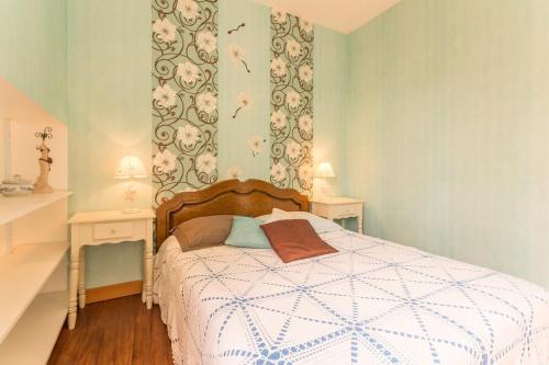 - une chambre dotée d'un lit blanc avec deux tables et deux lampes dans l'établissement La Maréchalerie, à Coulmier-le-Sec