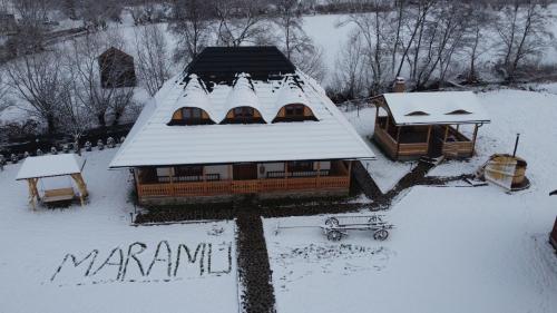 una vista aerea di una casa nella neve di Casa Moroșanului Vișeu de Sus a Vişeu de Sus