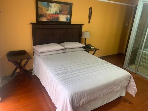 Ένα ή περισσότερα κρεβάτια σε δωμάτιο στο Amaciko guesthouse glenmore