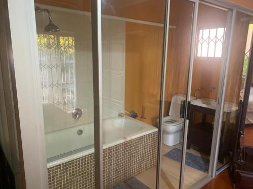 Ένα μπάνιο στο Amaciko guesthouse glenmore