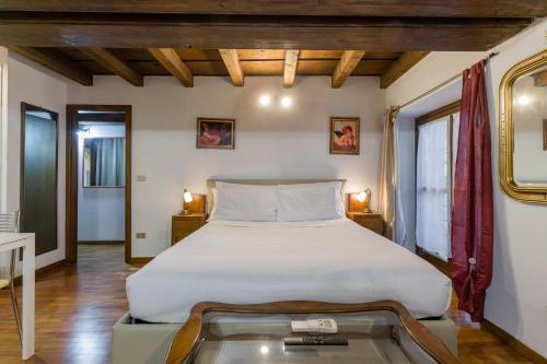 Un dormitorio con una cama grande en una habitación. en Leoncin d'oro, en Verona