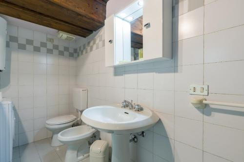 Un baño blanco con lavabo e inodoro. en Leoncin d'oro, en Verona