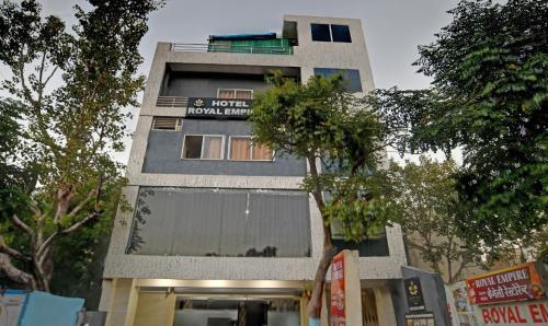wysoki budynek z napisem w obiekcie Treebo Trend Royal Empire Indore w mieście Indore