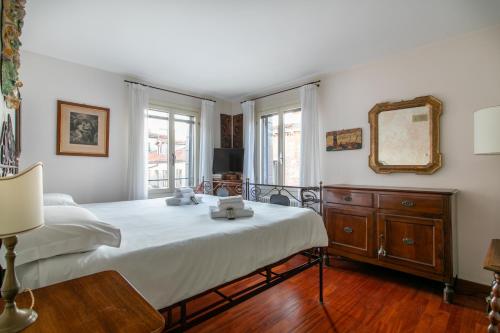 威尼斯的住宿－Ca' al Giglio - Appartamento Vista Canale，一间卧室配有一张大床和镜子