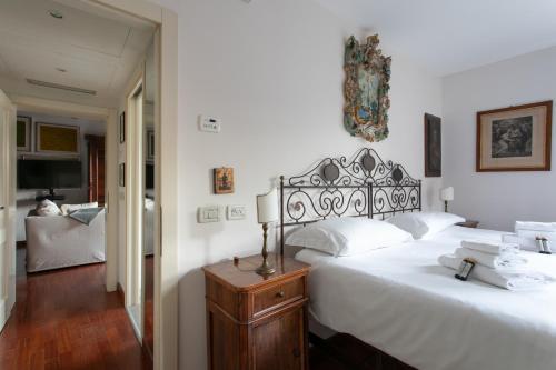 威尼斯的住宿－Ca' al Giglio - Appartamento Vista Canale，卧室配有一张白色大床和木桌