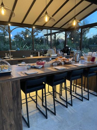 Château des Cinq Cantons في كاربينترا: مطبخ مع طاولة كبيرة عليها طعام