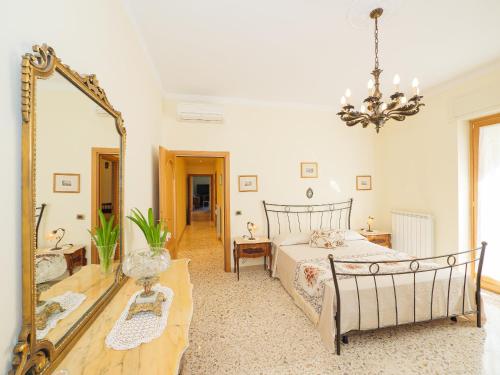una camera con un letto e un grande specchio di ARANCI 67 - convenient apartment in Sorrento centre a Sorrento